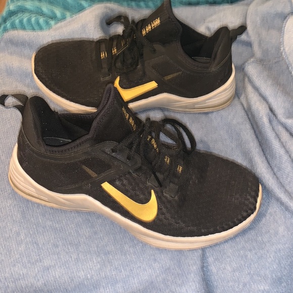 Size 7.5 - Nike Air Max Bella TR 2 Wide Black Metallic Gold - Picture 2 of 4